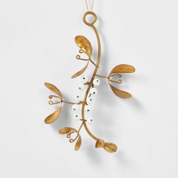 Metal Spring Leaves and Berries Christmas Tree Ornament Gold nwt - Picture 1 of 2